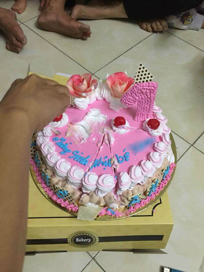 bo 350 nghin mua banh sinh nhat hinh khi me tre gian tim nguoi nhan ve chiec banh hinh trau khoa than