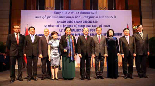 ky niem 42 nam quoc khanh lao tai viet nam