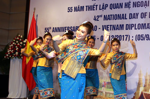 ky niem 42 nam quoc khanh lao tai viet nam