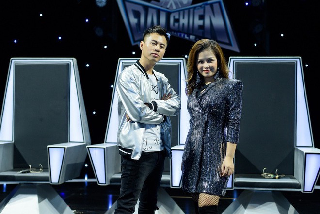 sau khi bi che hat do miu le mang dan piano gach cheo len san khau de phan phao dan anh