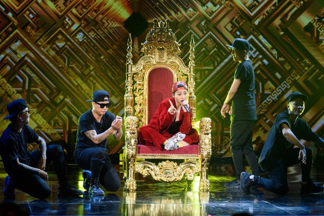 sau khi bi che hat do miu le mang dan piano gach cheo len san khau de phan phao dan anh