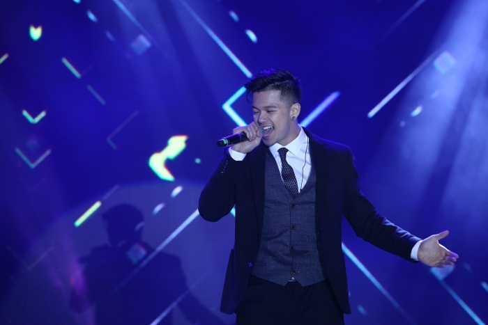 vinhomes riverside lighting show hoanh trang tren mat ho harmony