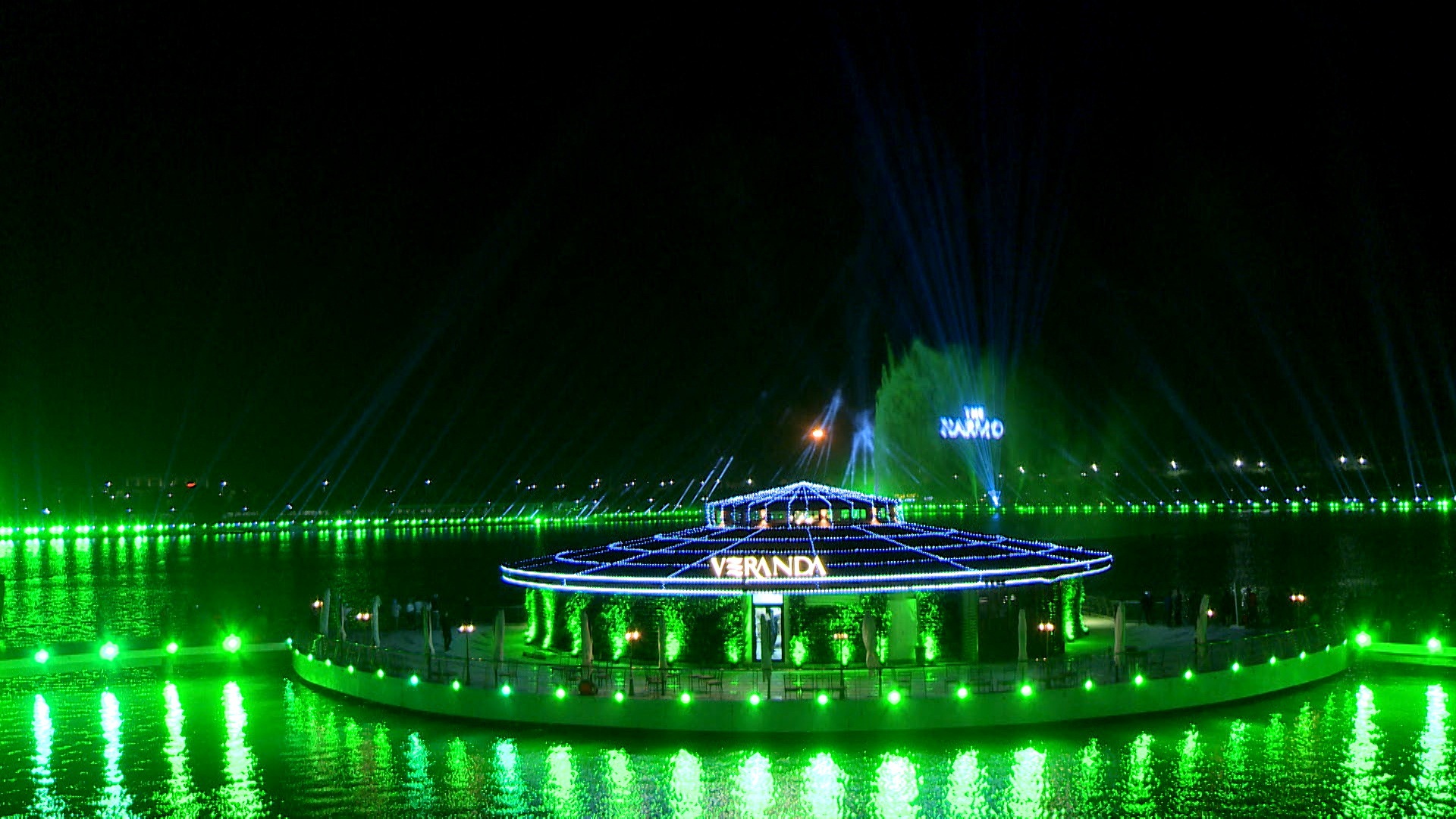 vinhomes riverside lighting show hoanh trang tren mat ho harmony
