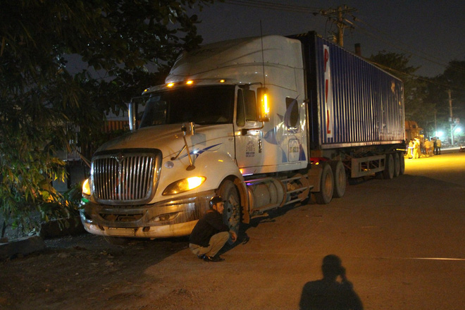 hai anh em thuong vong sau khi va cham voi xe container o sai gon