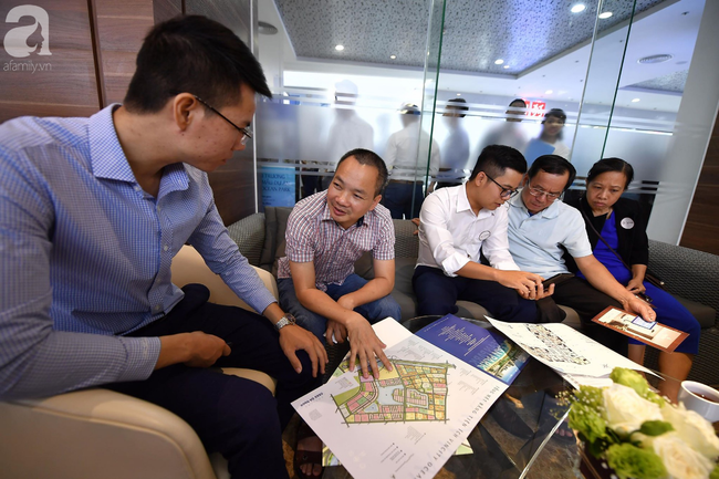 ha noi hang ngan dan cong so cung cac cap vo chong tre un un do ve xem can ho mau cua vincity