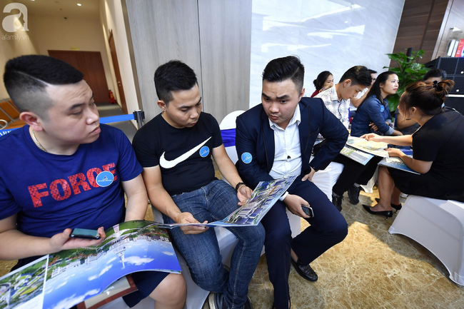 ha noi hang ngan dan cong so cung cac cap vo chong tre un un do ve xem can ho mau cua vincity