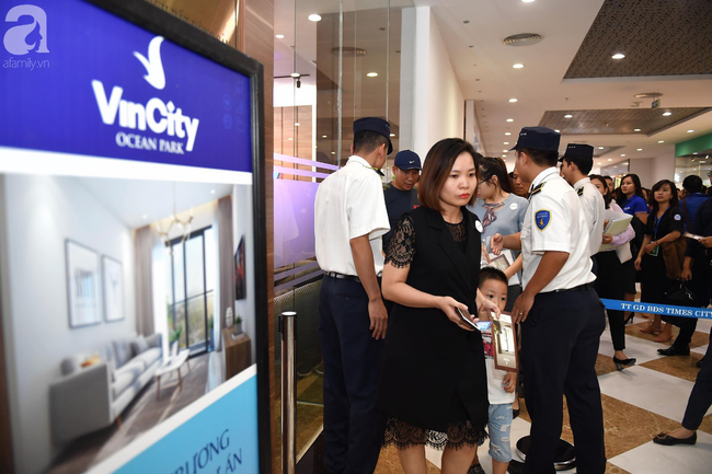 ha noi hang ngan dan cong so cung cac cap vo chong tre un un do ve xem can ho mau cua vincity