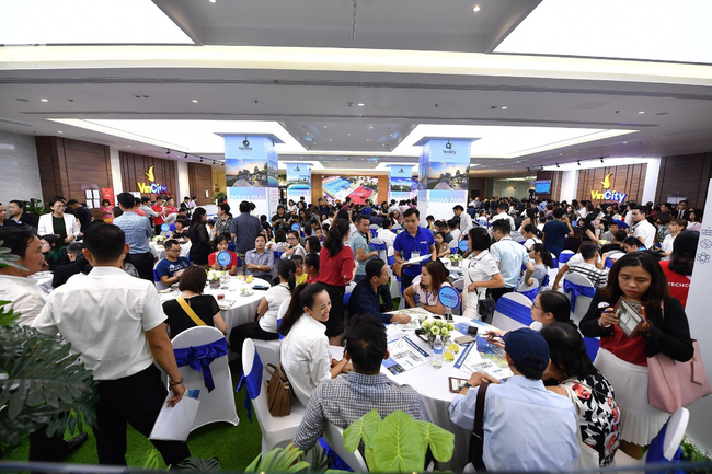 ha noi hang ngan dan cong so cung cac cap vo chong tre un un do ve xem can ho mau cua vincity