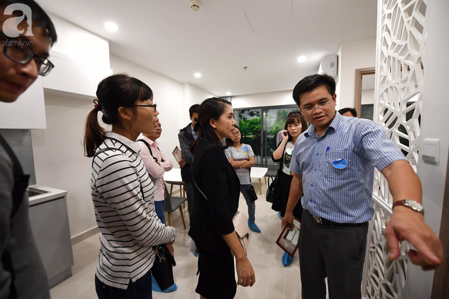 ha noi hang ngan dan cong so cung cac cap vo chong tre un un do ve xem can ho mau cua vincity