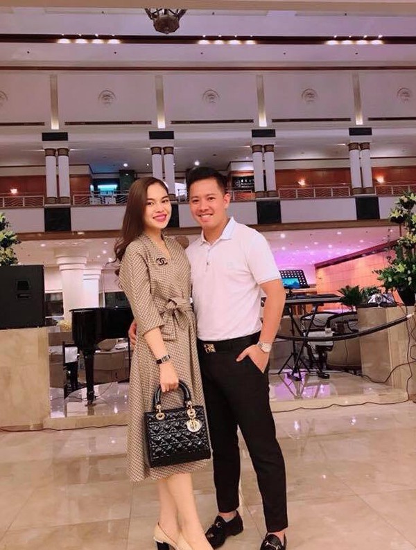 loat anh tinh tu cua giang hong ngoc va ban trai doanh nhan giua nghi an bau bi