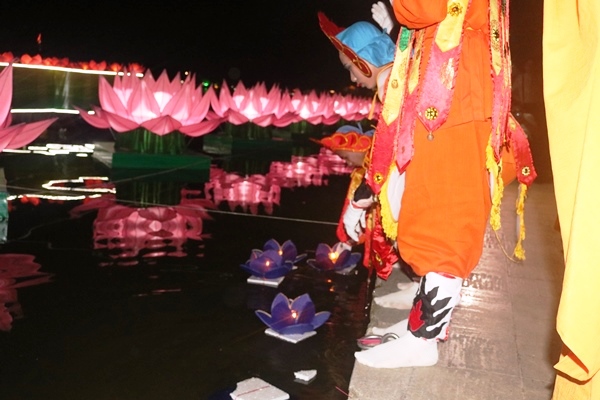 chan chinh hoat dong tha den hoa dang vang ma tren song huong