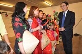 ngam ao dai viet hoa quyen van hoa nga