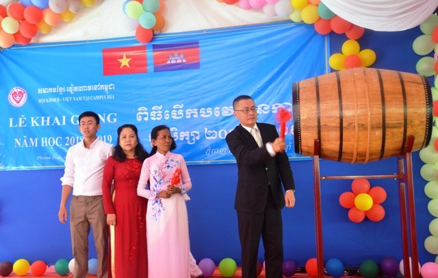 le khai giang truong tieu hoc huu nghi cho con em viet kieu o campuchia