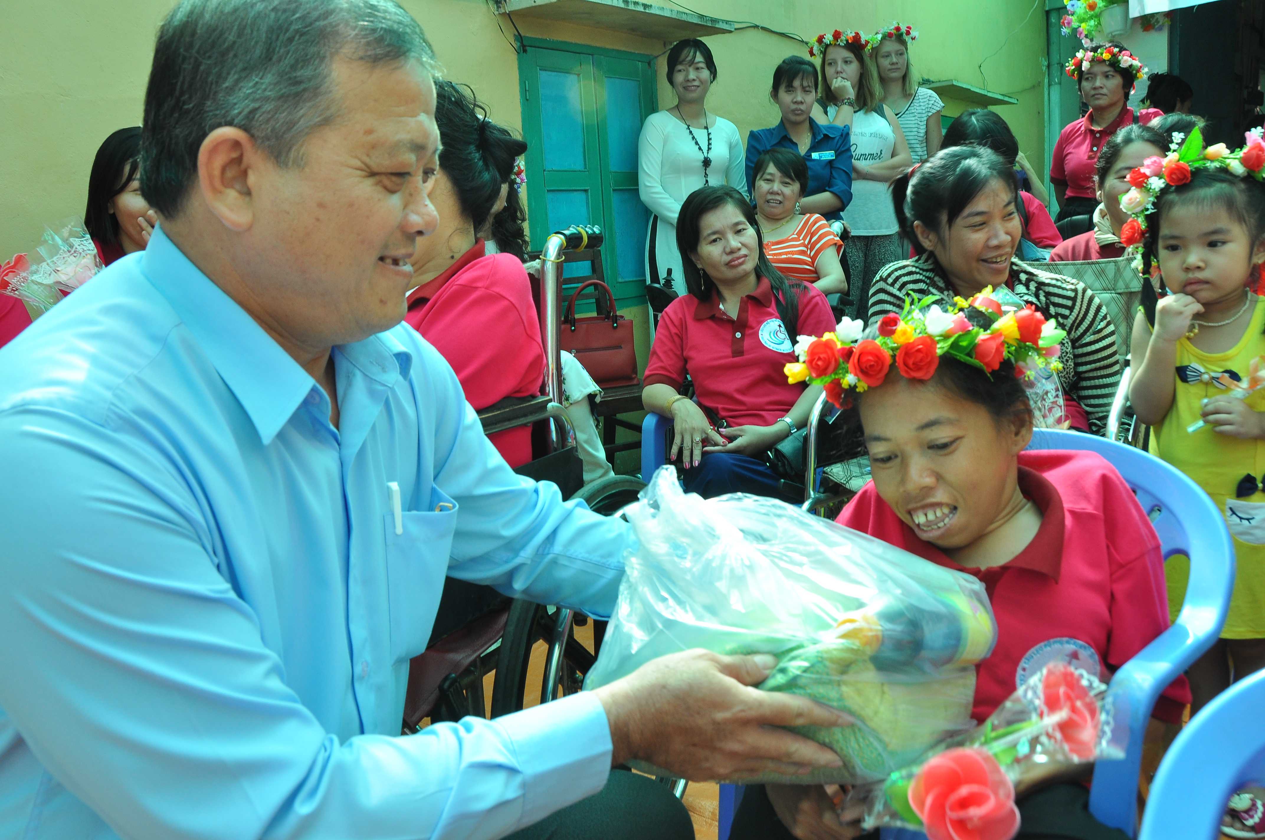 van dong 15 trieu suat qua tet vi nguoi ngheo va nan nhan chat doc da cam