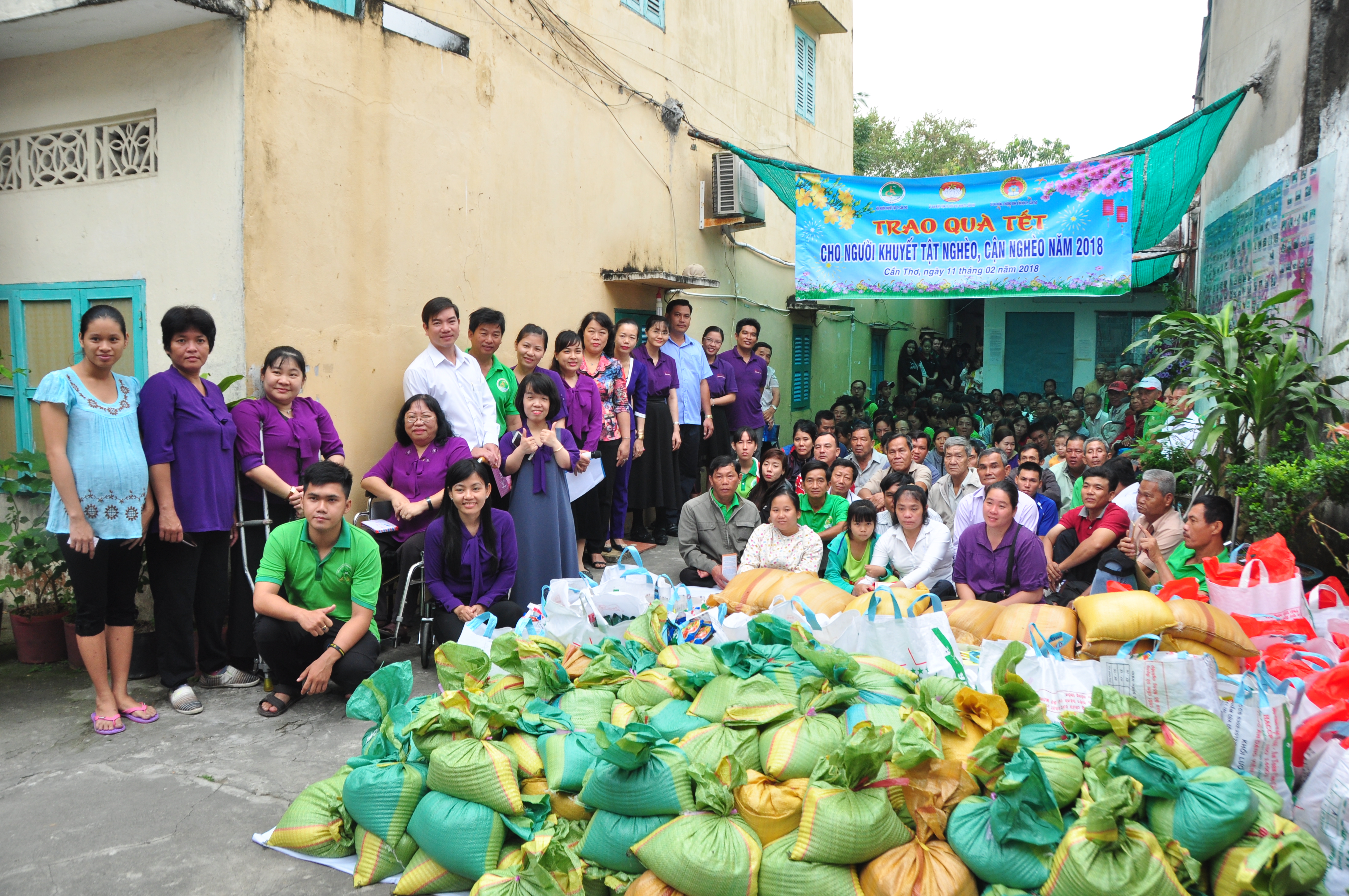 van dong 15 trieu suat qua tet vi nguoi ngheo va nan nhan chat doc da cam