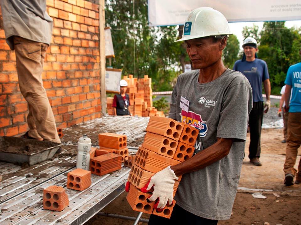 hon 200 tinh nguyen vien quoc te ho tro xay nha cho nguoi ngheo o dong thap