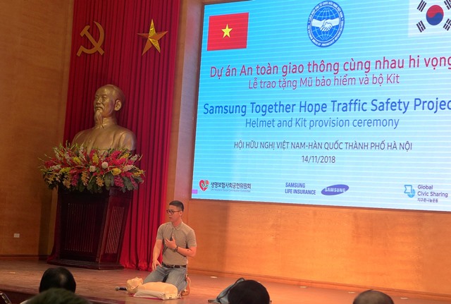 to chuc gcs han quoc trao tang 500 mu bao hiem dat chuan cho nguoi dan ha noi