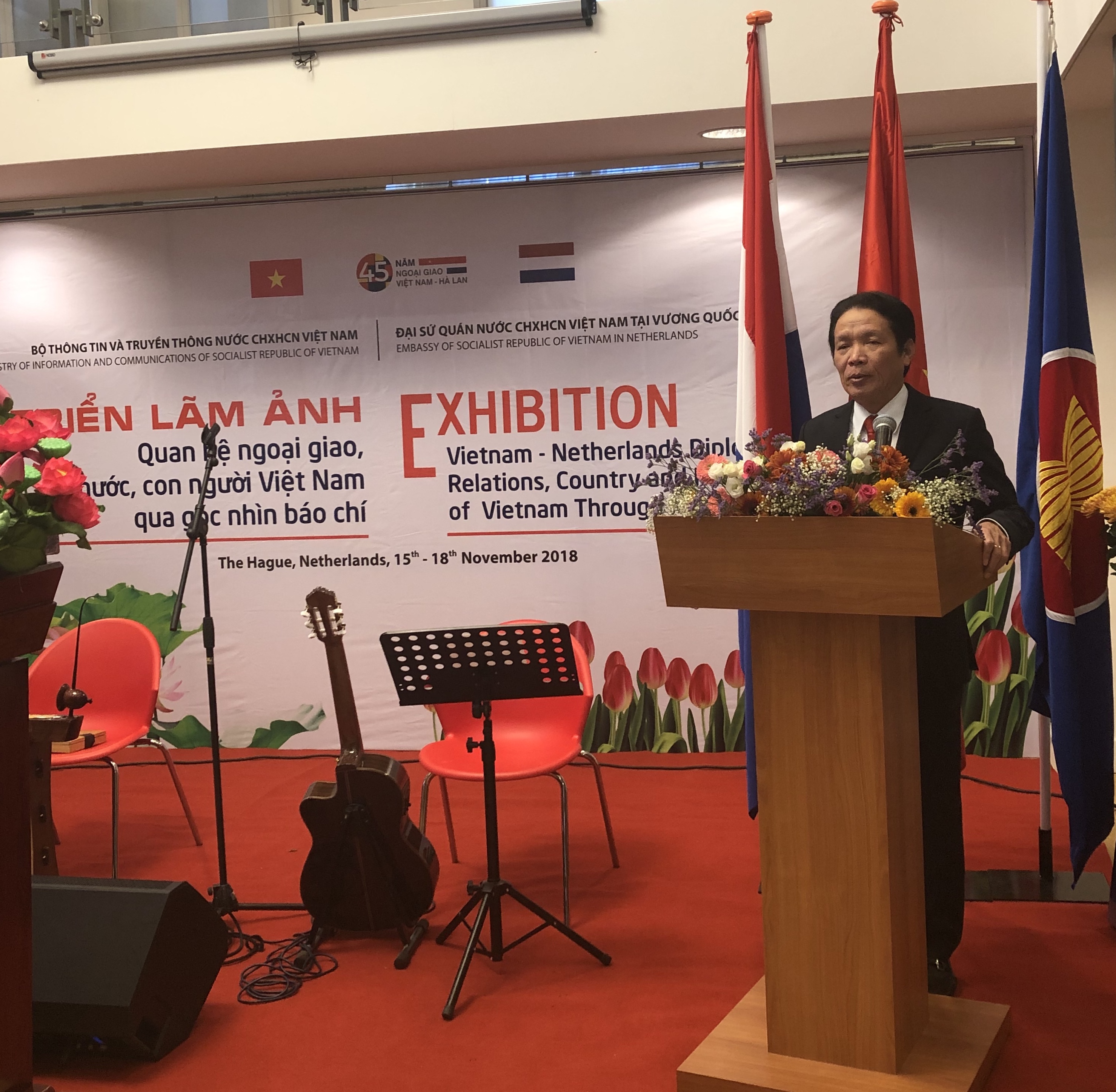 trien lam anh ky niem 45 nam thiet lap quan he ngoai giao viet nam ha lan