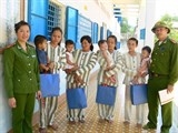 Cho trẻ em dưới 36 tháng tuổi sống cùng bố trong trại giam là không phù hợp