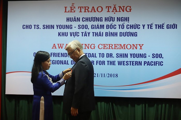 giam doc who khu vuc tay thai binh duong nhan huan chuong huu nghi