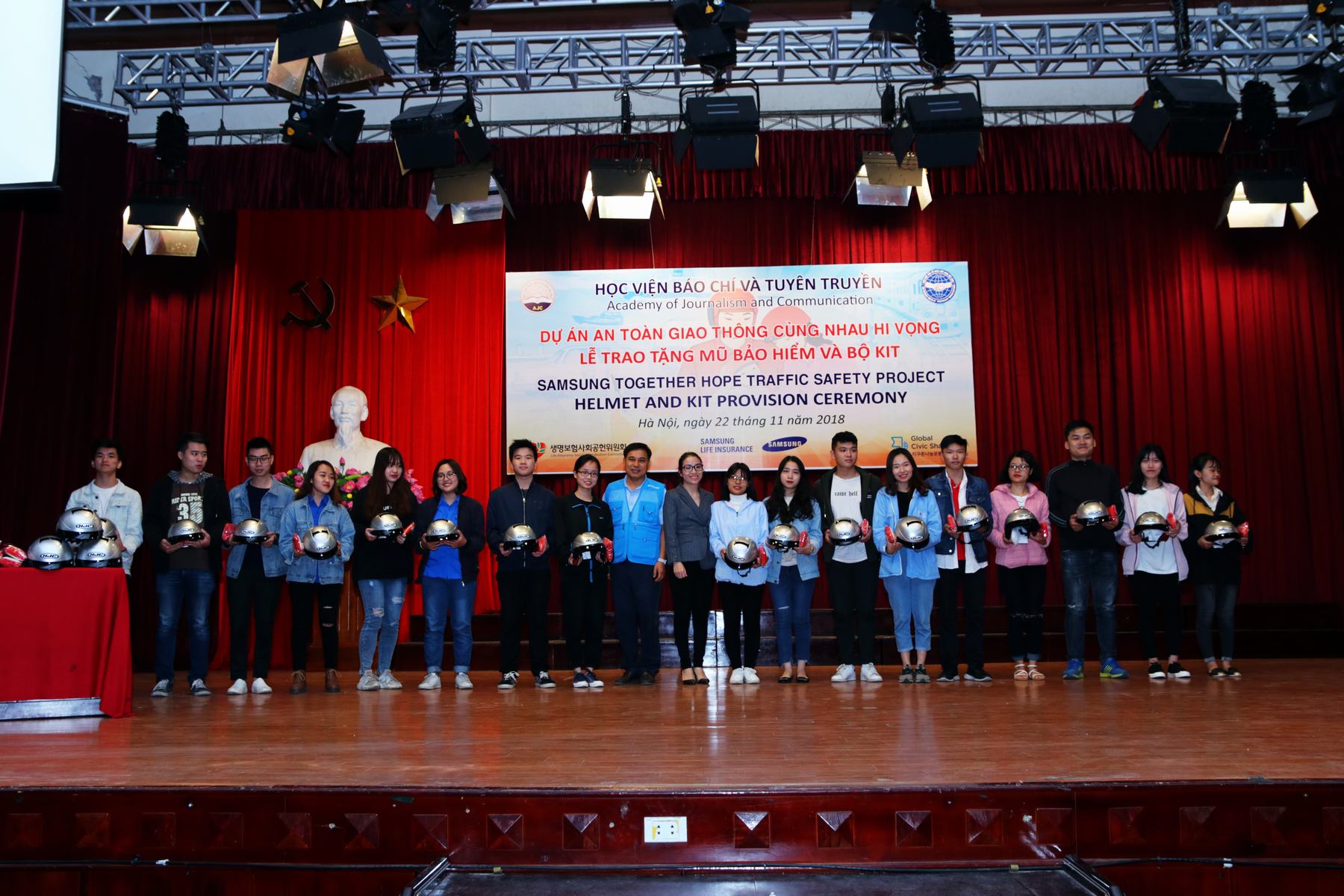 to chuc gcs trao tang 1000 mu bao hiem cho sinh vien bao chi
