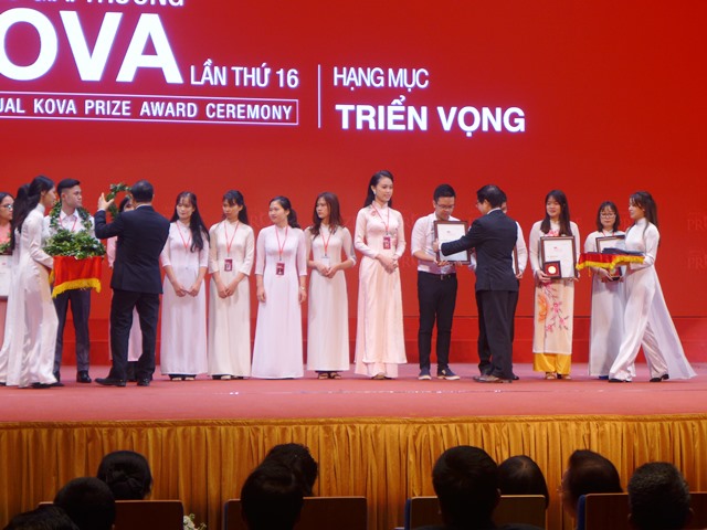 ong tay nhat rac dat giai thuong kova 2018
