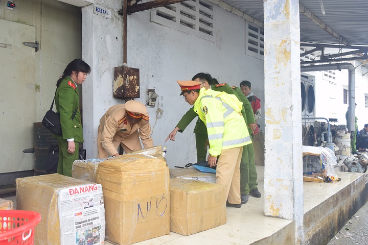 hue bat giu xe khach van chuyen 37 thung noi tang khong qua kiem dich