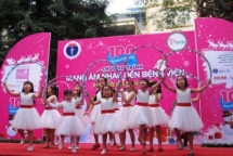 gan 200 buc tranh tiep hi vong cho benh nhi tai benh vien nhi trung uong