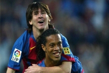 trong tu ronaldinho van ghi 5 ban giup doi nha vo dich gianh phan thuong chu lon nang 16 kg