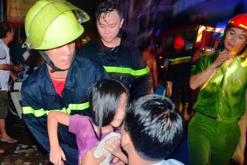 tphcm giai cuu thanh cong 5 nguoi trong can nha bung chay