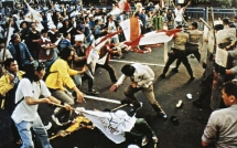 vu bieu tinh khien hoa kieu o indonesia khiep so ky uc kinh hoang 1200 nguoi hoa bi tham sat