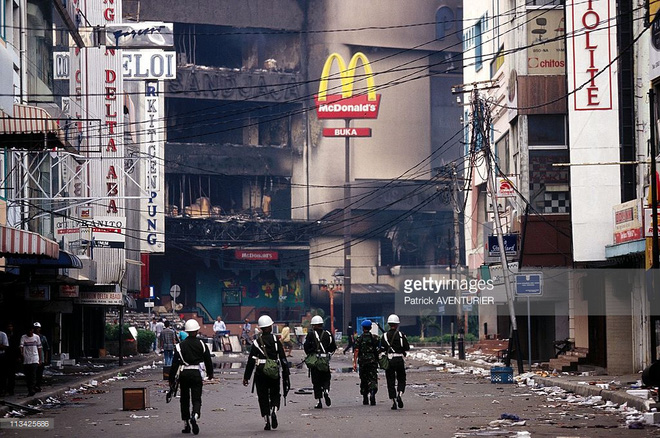 vu bieu tinh khien hoa kieu o indonesia khiep so ky uc kinh hoang 1200 nguoi hoa bi tham sat