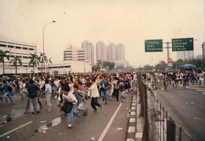 vu bieu tinh khien hoa kieu o indonesia khiep so ky uc kinh hoang 1200 nguoi hoa bi tham sat