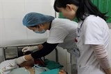 benh vien e cuu song nam thanh nien bi sung hoa cai ban vao mat