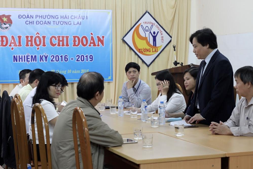 quy fred hollows kham mat mien phi va tang kinh cho hon 90 hoc sinh khuyet tat