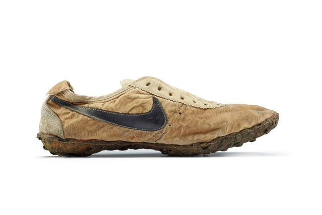 doi giay dau tien cua nike dang duoc ban dau gia len toi 188 trieu dong tren ebay