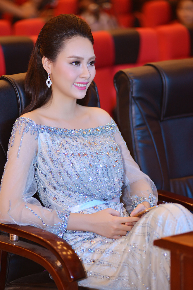 hoa hau bien thuy trang nen na trong vai tro moi