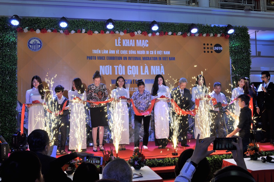 khai mac trien lam anh ve nhung nguoi di cu noi toi goi la nha