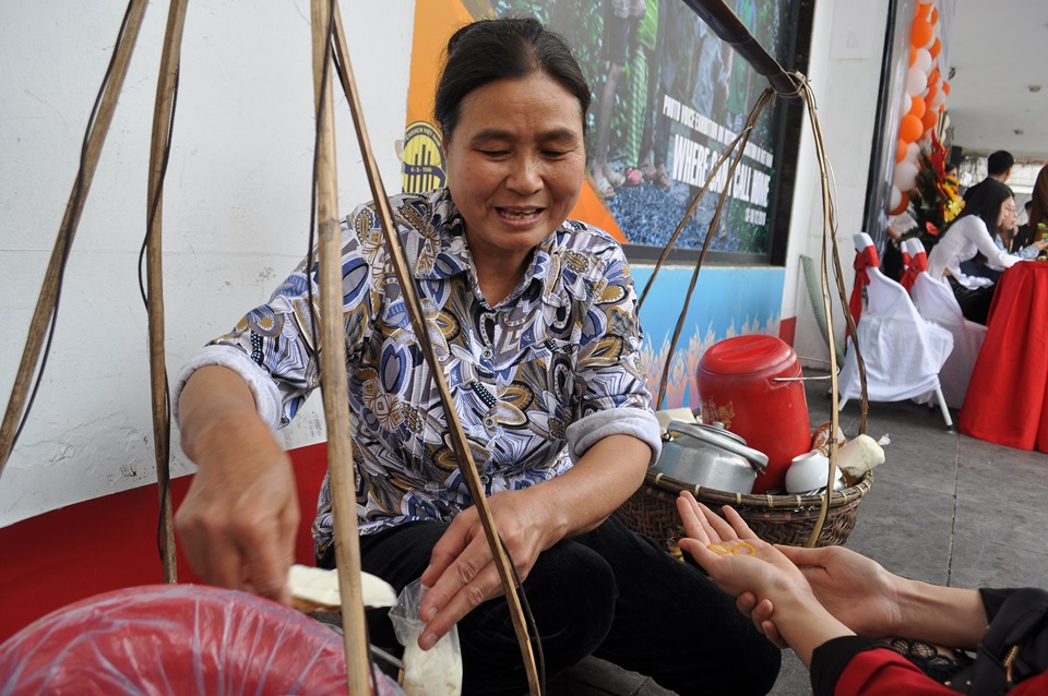 khai mac trien lam anh ve nhung nguoi di cu noi toi goi la nha