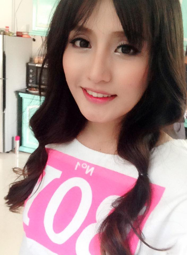 nu game thu xinh dep gay bao like vi kieu ngoi choi game lieu linh tren ghe