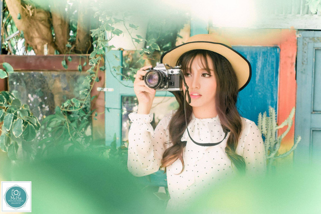 nu game thu xinh dep gay bao like vi kieu ngoi choi game lieu linh tren ghe