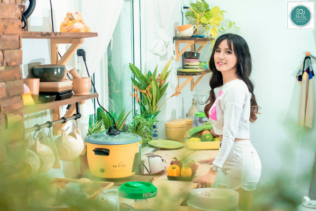 nu game thu xinh dep gay bao like vi kieu ngoi choi game lieu linh tren ghe