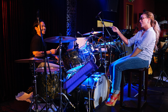 ban trai kem 12 tuoi an can ho tro thanh ha tap nhac