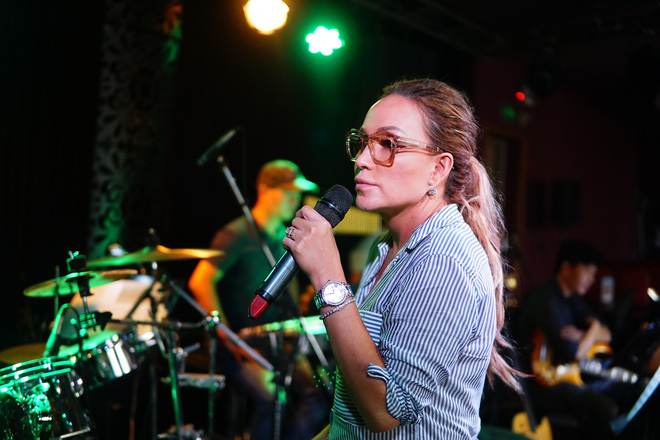 ban trai kem 12 tuoi an can ho tro thanh ha tap nhac