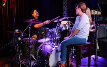 ban trai kem 12 tuoi an can ho tro thanh ha tap nhac