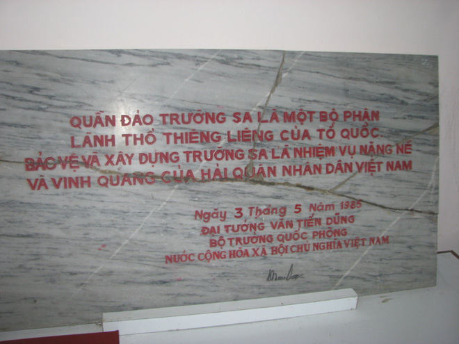 lao len dao da lon tau 701 anh hung dung cot moc chu quyen viet nam o truong sa