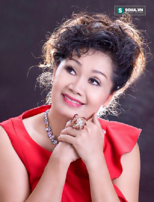 xuan huong thanh bach lay hinh cha toi tren ban tho dan manh xuong ghe hoi toi