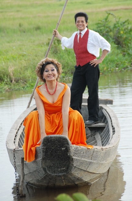 xuan huong thanh bach lay hinh cha toi tren ban tho dan manh xuong ghe hoi toi