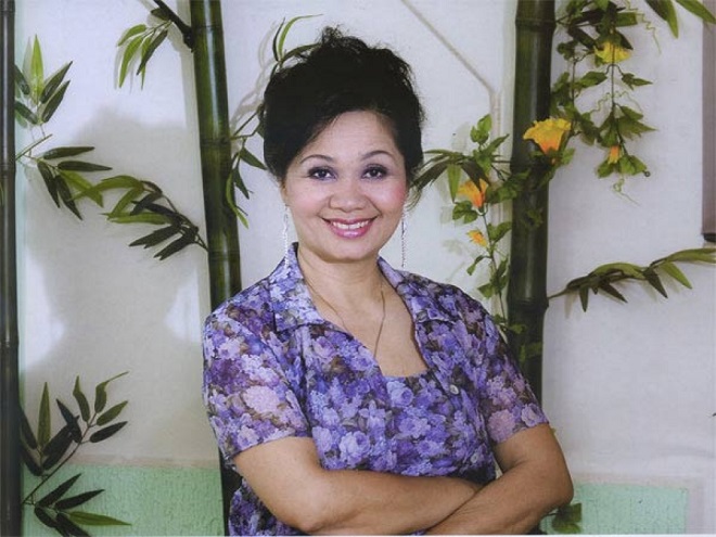 xuan huong thanh bach lay hinh cha toi tren ban tho dan manh xuong ghe hoi toi