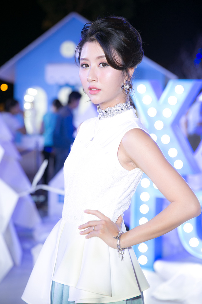 hot girl quynh anh shyn va salim dat tay nhau di su kien